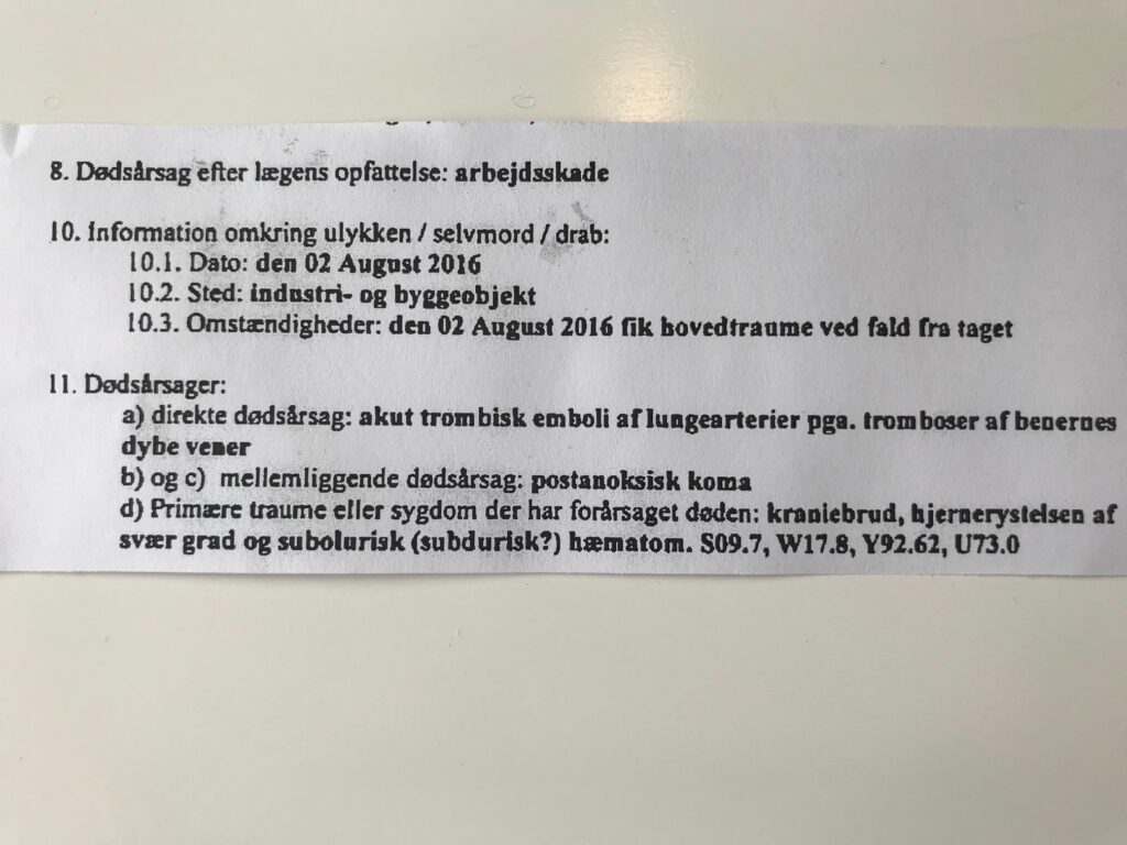 Uddrag af Alvidas Jančauskas' medicinske dødsattest, hvor det fremgår, at han efter lægens vurdering døde efter en arbejdsskade.