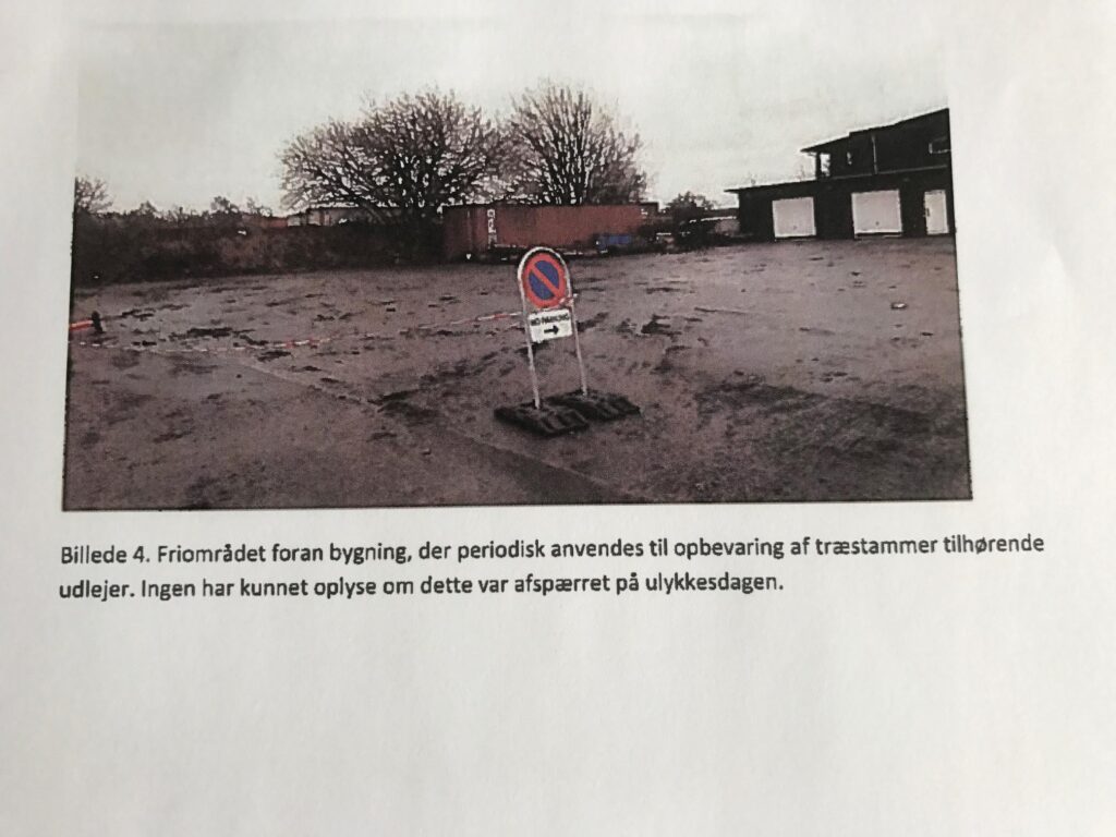 Fotoet er fra Arbejdstilsynets besøg på ulykkesstedet en måned efter ulykken. Billedteksten er skrevet af Arbejdstilsynet.