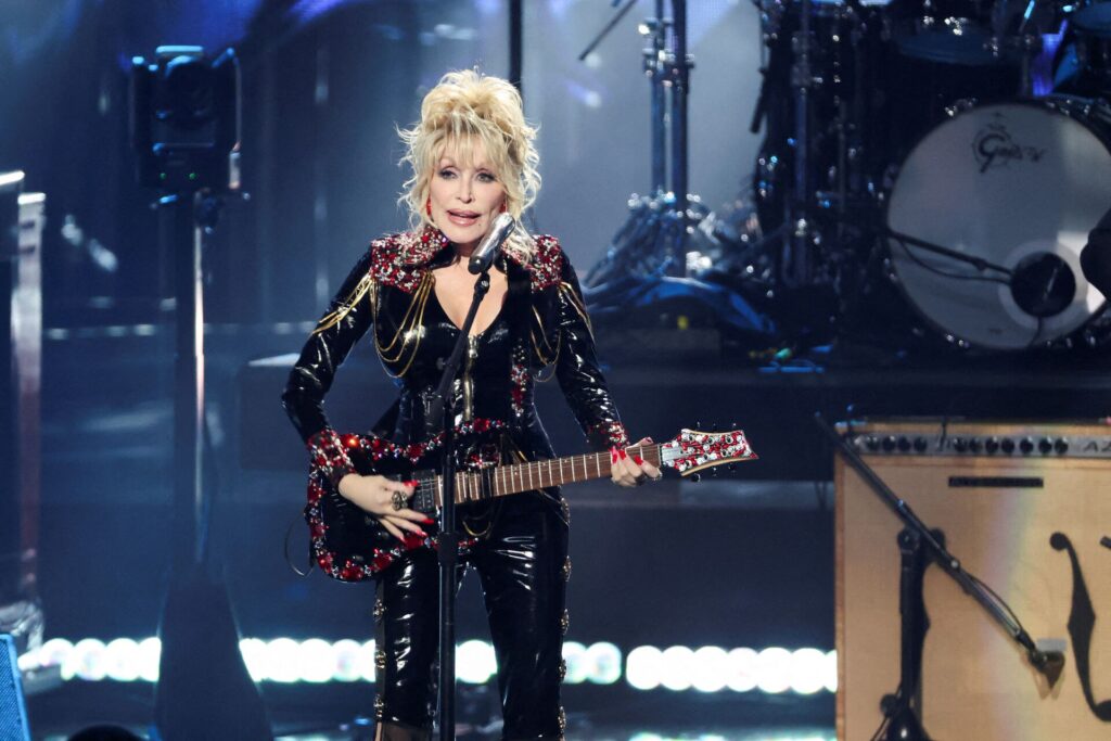Dolly Parton under en koncert i 2022.