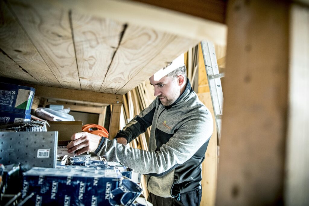 Lasse Knudsen var medlem af a-kassen i hele perioden, han var ude, for at have den ekstra økonomiske sikkerhed.