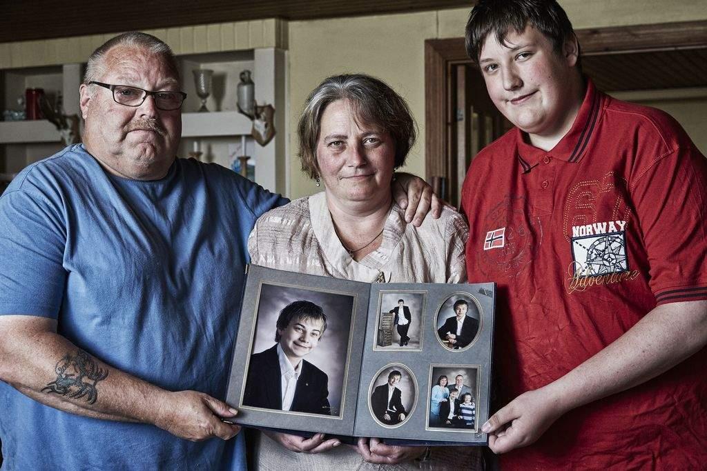 Fisker Morten Christensen omkom ved en arbejdsulykke, men dødsulykken blev henlagt. På billedet er forældrene, Svend Erik og Else-Marie Christensen, og deres søn, Stefan.