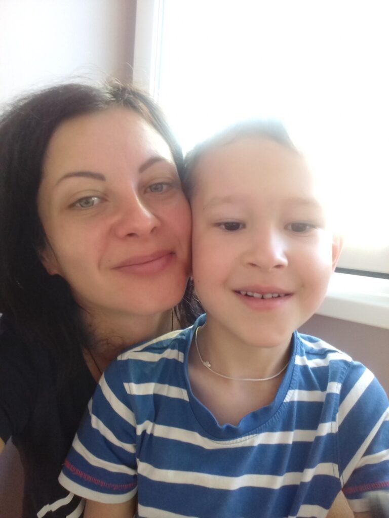 33-årige Ekaterina Makarenko og hendes 5-årige søn Andreii Makarenko mistede i 2017 Mykola Makarenko, der var familiens forsørger.  