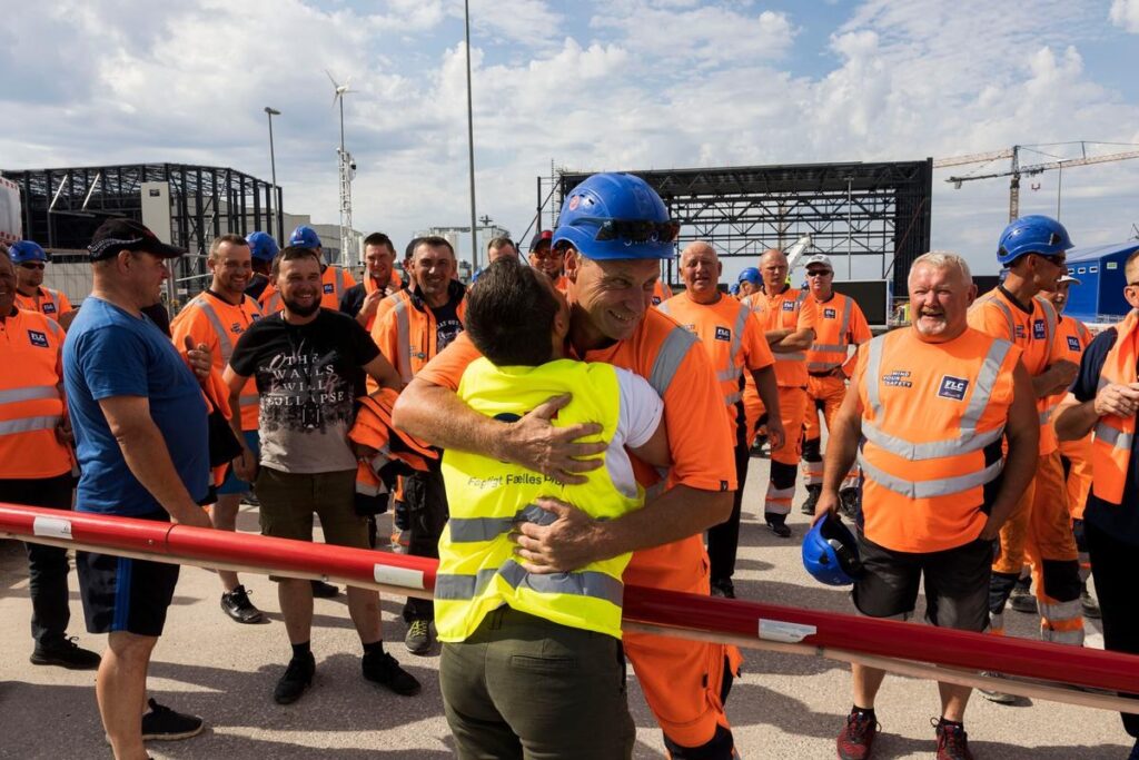 Tunnelbisse uddeler kram til Monika Wozniak (med ryggen til), der arbejder med at organisere polske ansatte på Femern-byggeriet for 3F Lolland.