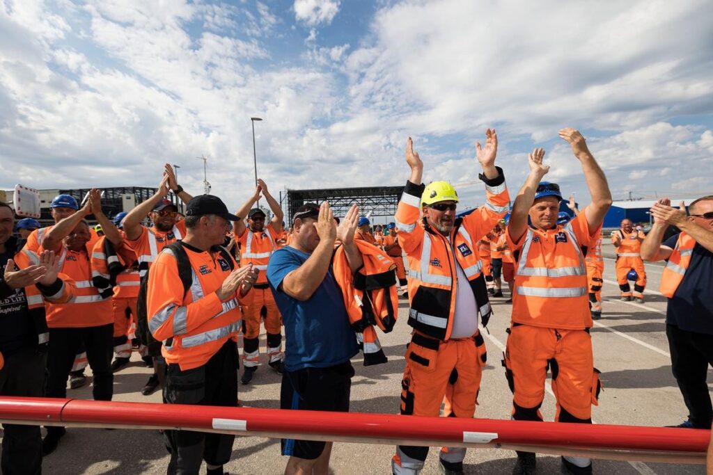 De op mod 500 strejkende blev torsdag beordret tilbage på arbejde af Arbejdsretten, men holdt fast i deres strejke til lørdag, hvor de nåede et gennembrud i forhandlingerne med deres arbejdsgiver, FLC.