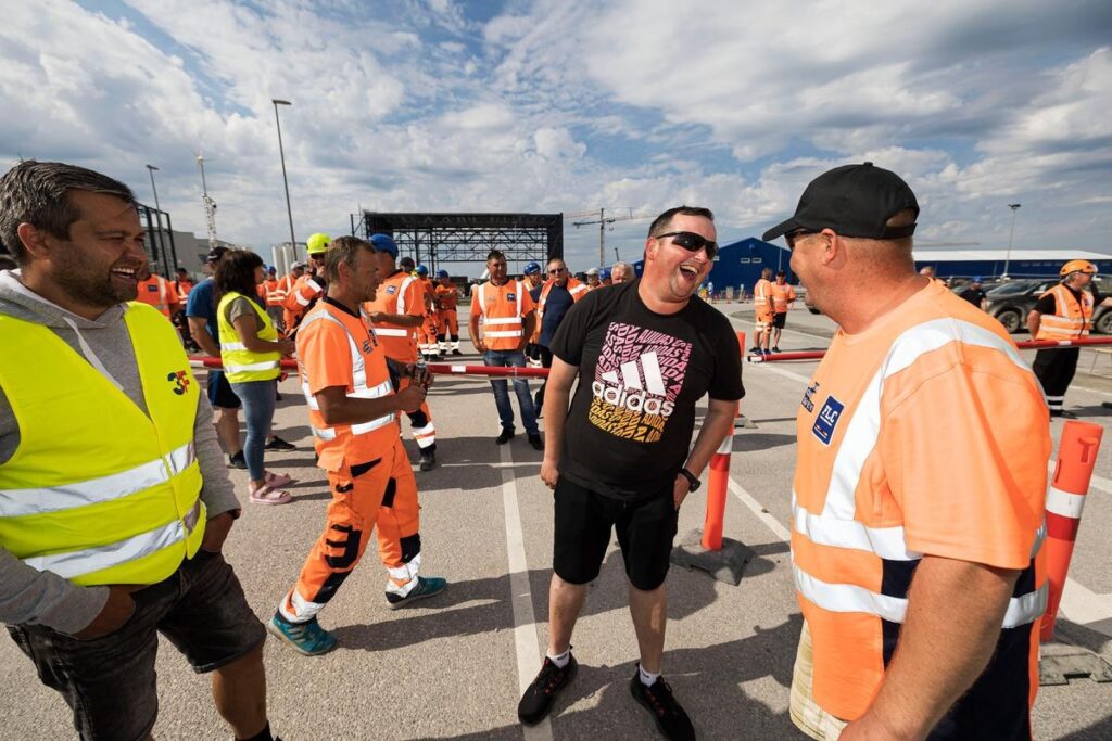 Rafał Skwark, i midten med solbriller, har været talsperson for de polske strejkende og en af nøglefigurerne i kravet om lige løn til de danske og polske ansatte i FLC.