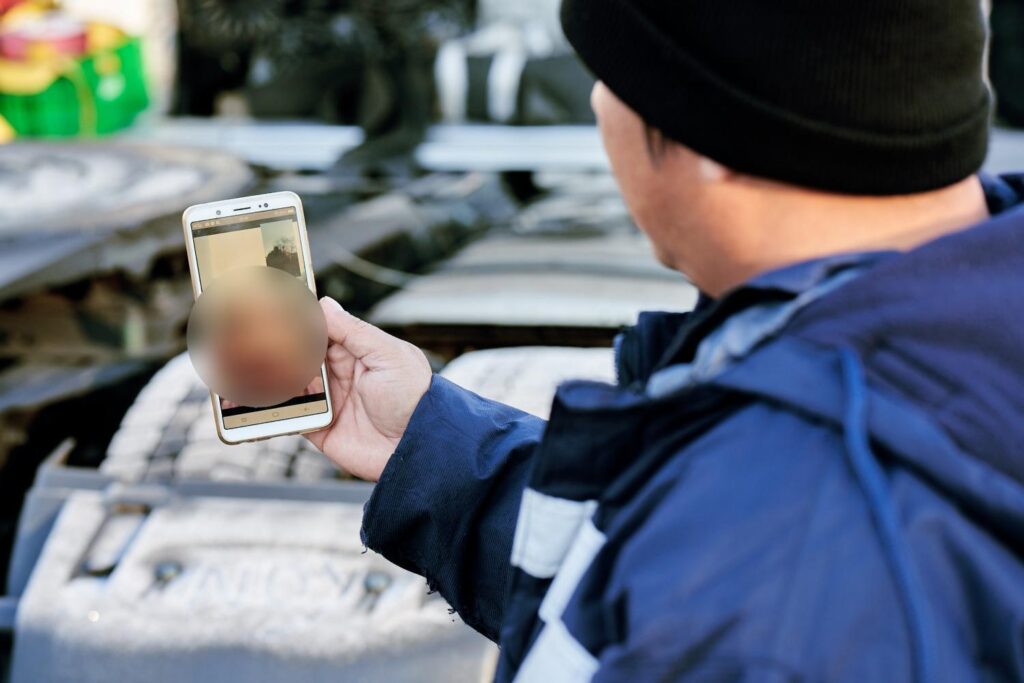 Chaufførerne holder kontakt med deres familier over telefonen. Mange familiemedlemmer er ængstelige, efter at omtalen af sagen om Kurt Beier Transport er eksploderet i Filippinerne.
