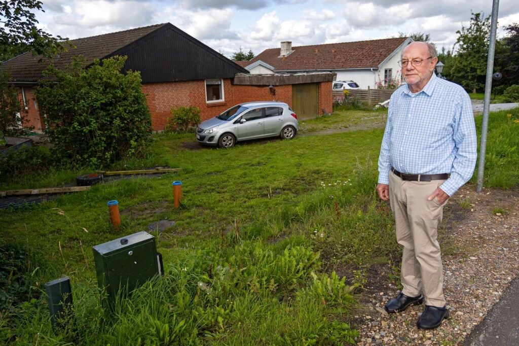 Hans Erik Meyer og hans hustru var naboer til deres nu afdøde søn, Michal Meyer, i Løjt Kirkeby. Han boede i det røde hus, og ægteparret bor i det hvide hus i baggrunden. Hans Erik Meyer har bygget dem begge.