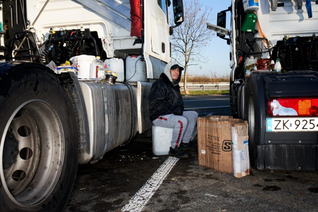 - Vi vil ikke lave problemer. Vi har skrevet under på en kontrakt og gør bare vores arbejde. Jeg har en familie at brødføde, og jeg er bange for, at min løn bliver sat ned, hvis jeg klager, siger chaufføren Harvey Dionela.