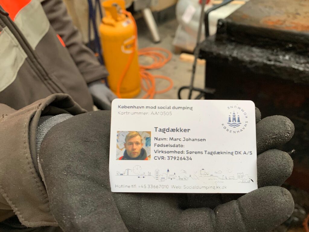 Marc Johansen fremviser sit personlige ID-kort.