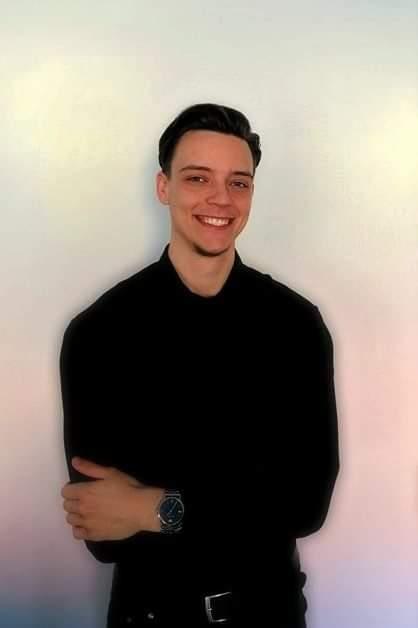 - Jeg går og bliver mere og mere tosset over at skulle lave ingenting hele dagen, når jeg er vant til at der er fart over feltet, siger den 22-årige tjenerelev Oliver Wridt.