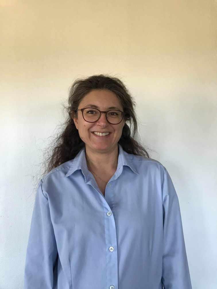 48-årige Patrizia Parente har arbejdet som receptionist for Bornholm Hotels i mere end 10 år. Hun er en af de få ansatte, som stadig møder op på arbejde for at tage imod bookinger og hjælpe hotellets få gæster.