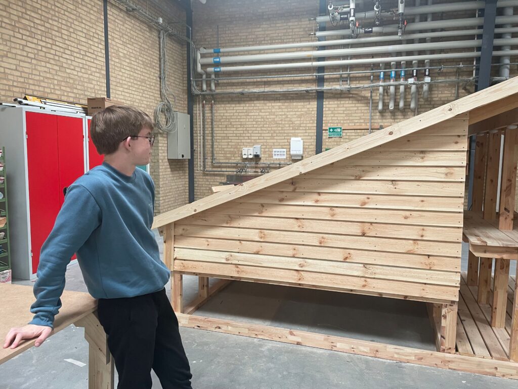 Laurits har sammen med sine klassekammerater bygget et shelter. 