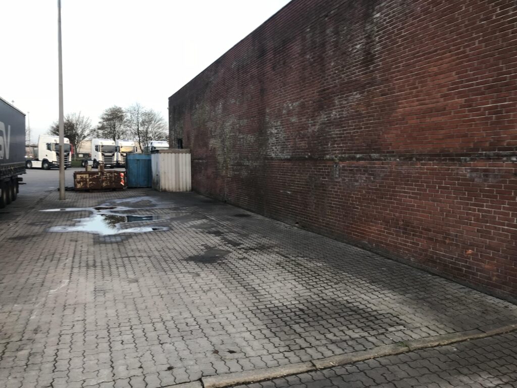 På denne plads hos Kurt Beier Transport A/S i Padborg lå slumlejren.
