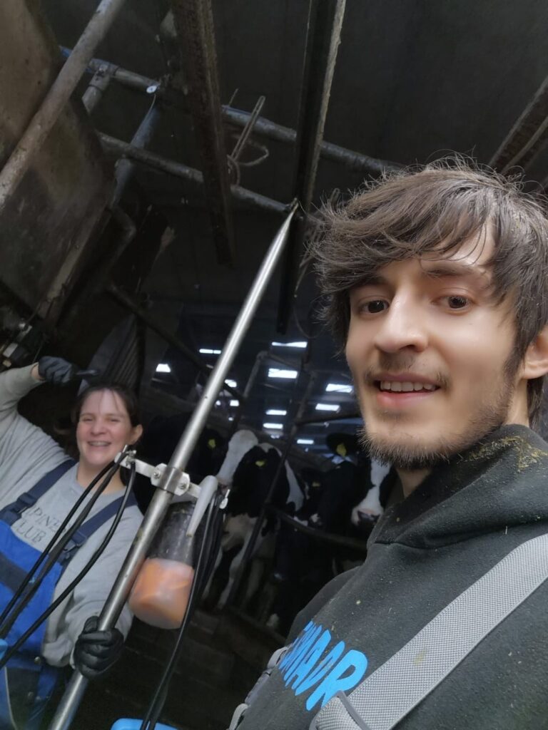 Laura og Emiliano Alcarraz fortæller, at de smiler på billeder fra stalden hos landmanden, fordi billederne skulle sendes hjem til deres mor i Spanien, som de ikke ville bekymre med deres forhold på gården i Danmark. 