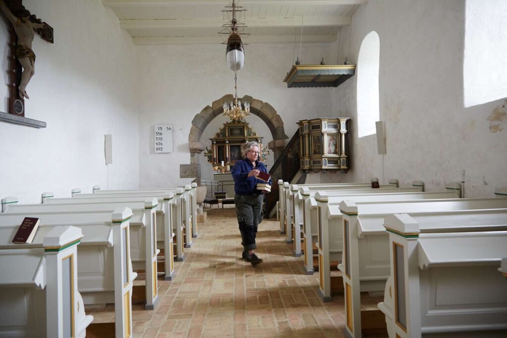 Gravermedhjælper Karen Margrethe Sørensen har også opgaver som kirketjener i middelalderkirken i Dollerup, der har været ramt af skimmelsvamp.