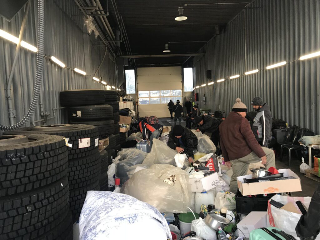 Chaufførernes medicin, ejendele, madvarer, og affald blev blandet sammen hulter til bulter i en lagerhal, da virksomheden tømte slumlejren. 