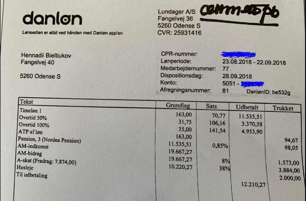 De to praktikanter havde begge over 66 timers overarbejde på en måned, viser deres lønsedler.