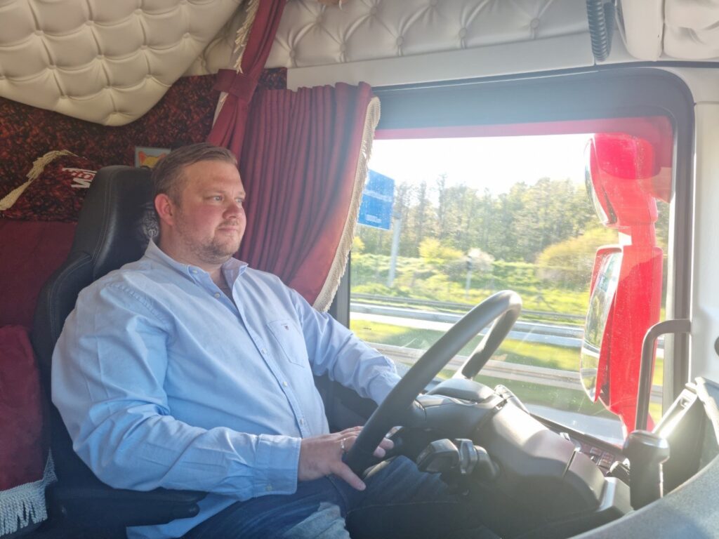 Lastbilchauffør Martin Kofoed Hansen lærte Michael Asmussen alt om, hvordan man gebærder sig som chauffør og lånte ham den lastbil, han kører i for sit firma.. FOTO: PRIVAT.