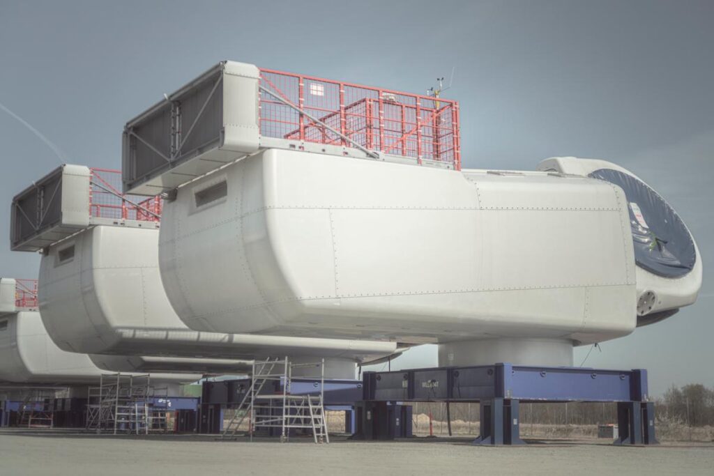 Nacellerne, som bliver samlet i hallerne på Lindø Industrihavn,&nbsp;bruges til Vestas’ nyeste 10 megawatt-havvindmøller. Herfra skibes de ud for at blive samlet med vinger og tårn.
