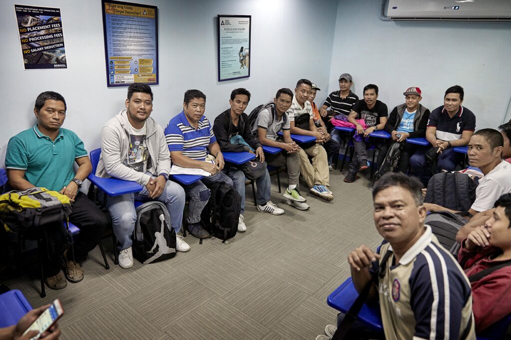 Der er fyldt op med jobsøgende filippinerre i venteværelset hos agenturet Rensol i Manila.