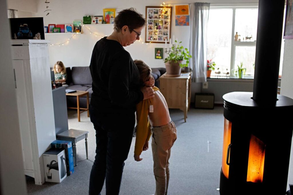 Familien Filskov på Fyn har skruet ned for radiatorerne og fyret op i brændeovnen.