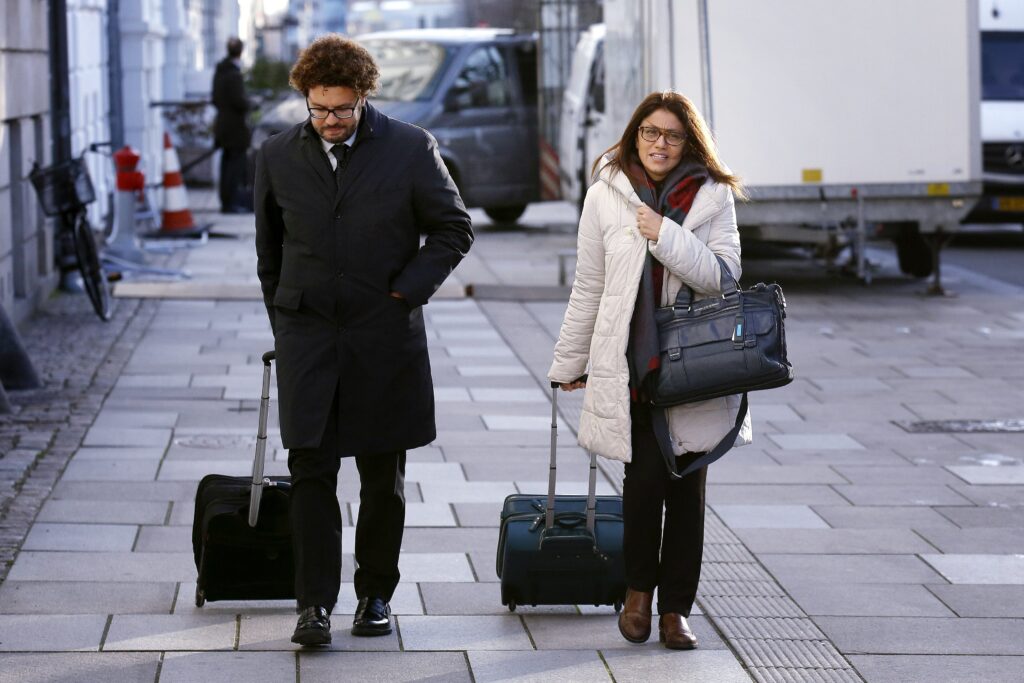 De to Solesi-direktører Marcella Saraceno (tv.) og Domenico Rizzo (th.) på vej ind i Arbejdsrettens lokaler i det indre København.