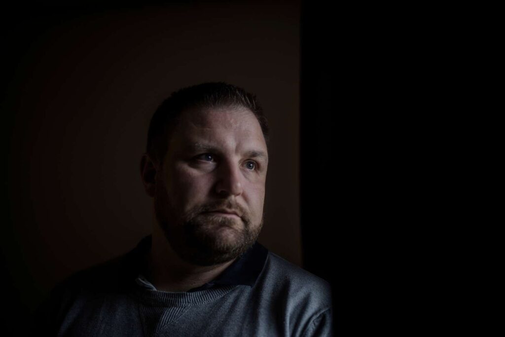 Thomas Elbæk har altid arbejet hårdt og har det svært med, at han nu ikke må støvsuge, tømme opvaskeren eller belaste ryggen overhovedet.