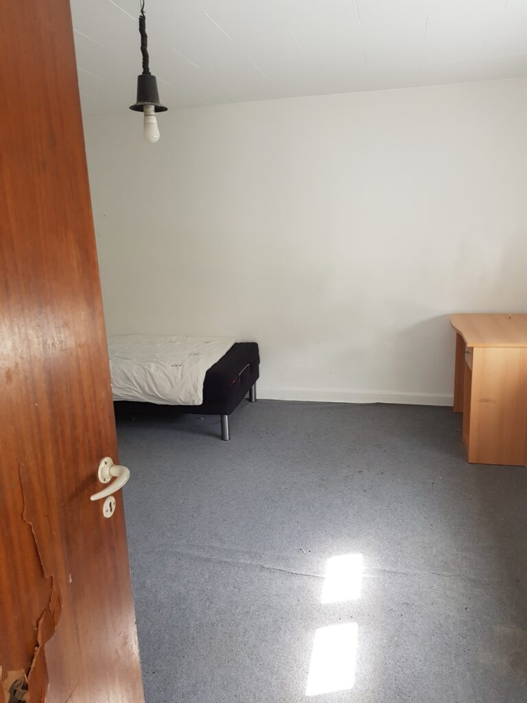 Rumæneren har betalt 2.000 kr. om måneden for et værelse i et hus, som lejeren deler med en anden person. 