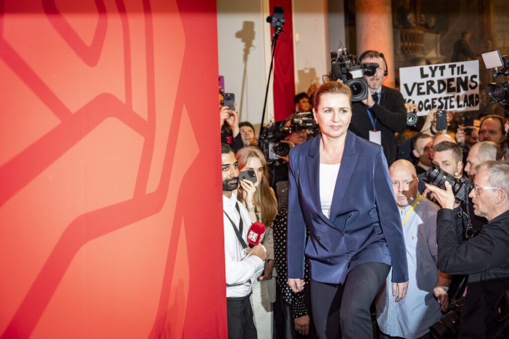 Mette Frederiksen ankommet til fællessalen på Christiansborg - holder talen som det største parti ud af folketingsvalget 2026.