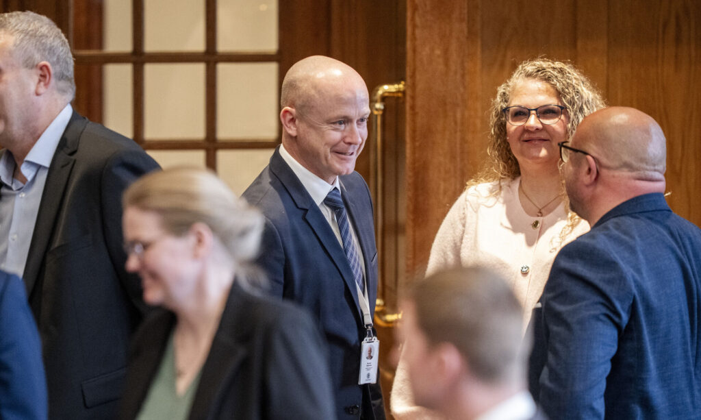 Michael Nedersøe (DF) og Julie Jacobsen (DF) i forbindelse med Folketingets andet møde efter folketingsvalget på Christiansborg i København, tirsdag den 14. april 2026.. (Foto: Ida Marie Odgaard/Ritzau Scanpix)